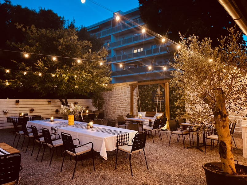 Gastgarten der Osteria Anima am Abend mit Lichterketten
